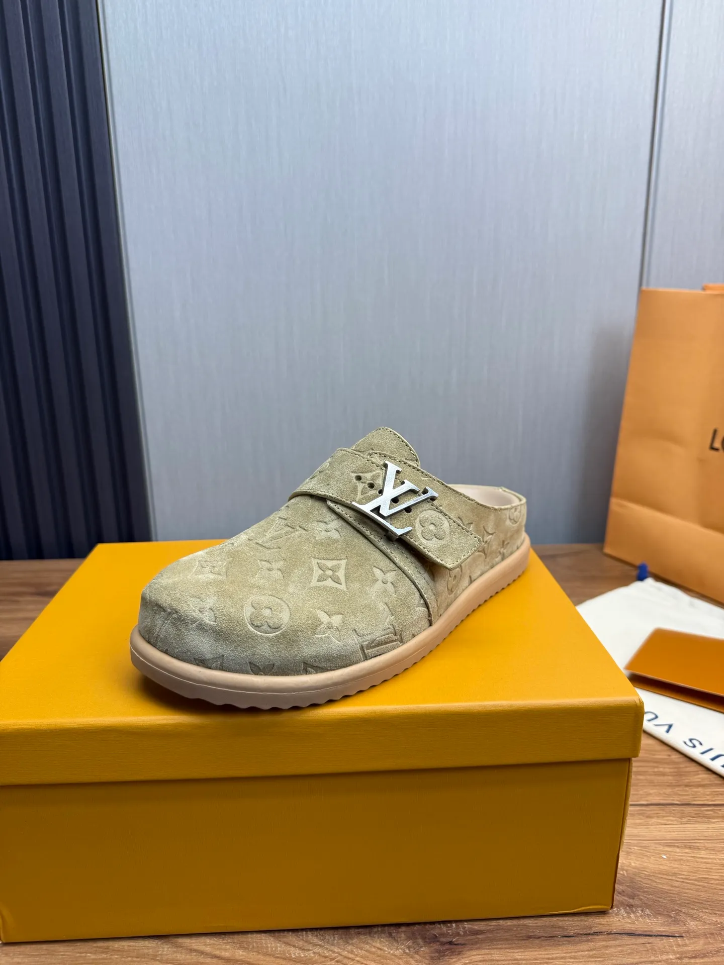 Men's shoes 💰520💰 Lv. hot selling men's slippers 🔥 🩴Official website one to one production 38-45 sizes 45 46 🉑️Customized!